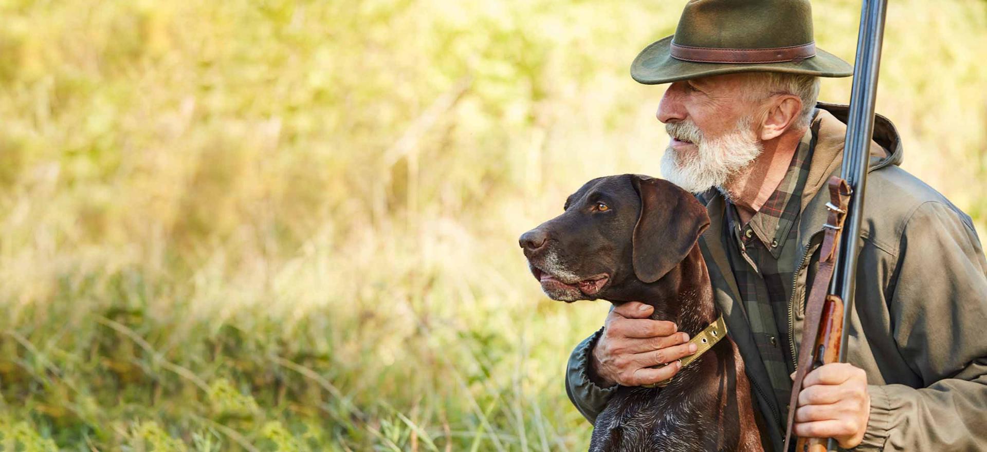 jaeger beobachtet mit hund und gewehr