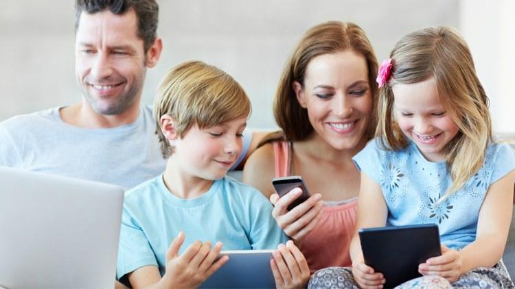 glueckliche familie am surfen | 1&1 glueckliche familie am surfen