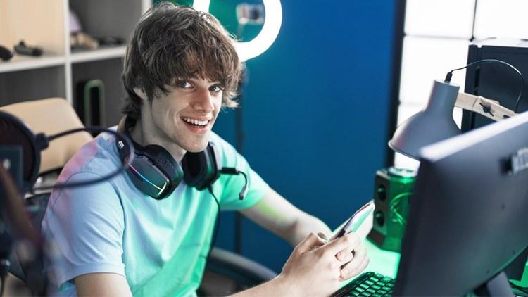 junger mann spielt computer | 1&1 junger mann spielt computer