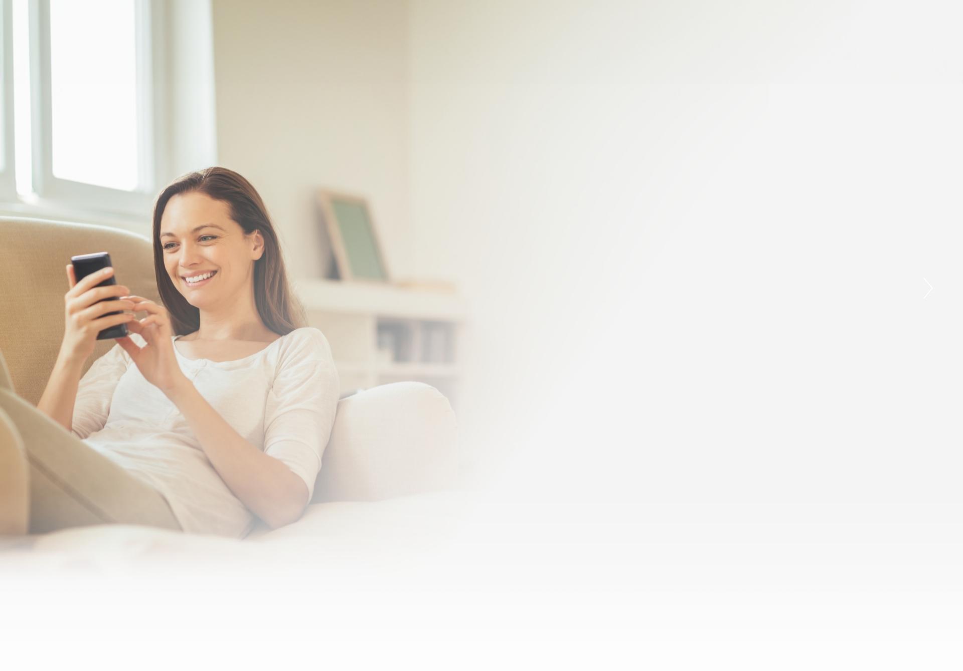 frau auf der couch mit handy | 1&1 frau auf der couch mit handy