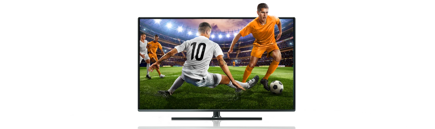 fussballspieler kickt einen fussball | 1&1 fussballspieler kickt einen fussball